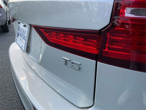 Used 2020 Volvo V60 T5 Momentum image 17