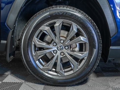 Used 2022 Toyota RAV4 XLE Premium image 19