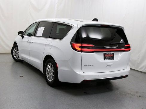 Used 2024 Chrysler Pacifica Touring-L image 8