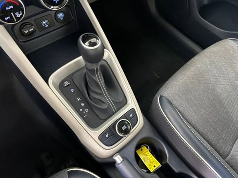 Used 2021 Hyundai Venue image 20