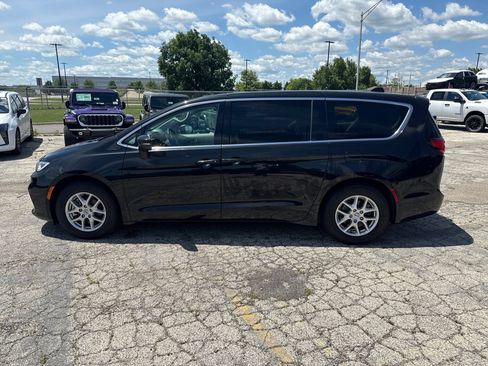 Used 2023 Chrysler Pacifica Touring-L FWD image 9