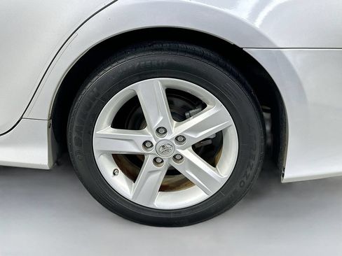 Used 2014 Toyota Camry SE FWD image 32