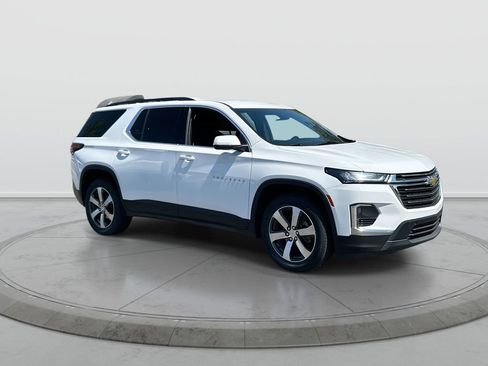 Used 2023 Chevrolet Traverse LT w/ LT Premium Package FWD image 2
