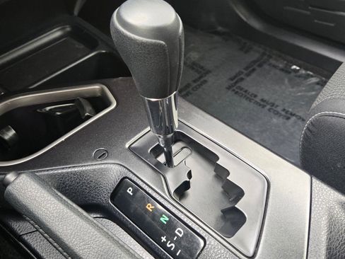Used 2018 Toyota RAV4 LE w/ Carpet Mat Package AWD/4WD image 24
