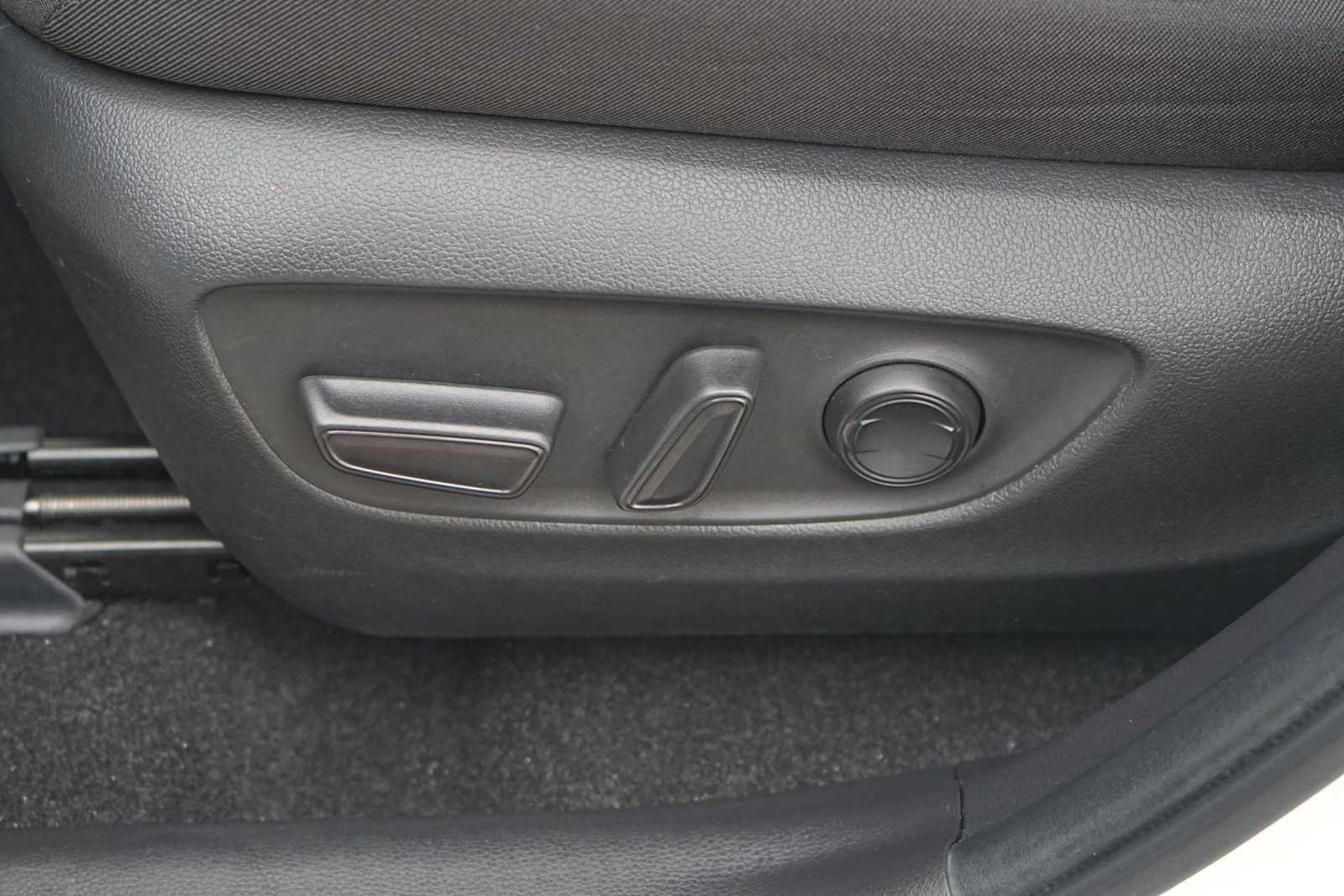 Used 2021 Toyota RAV4 XLE w/ Convenience Package FWD image 12
