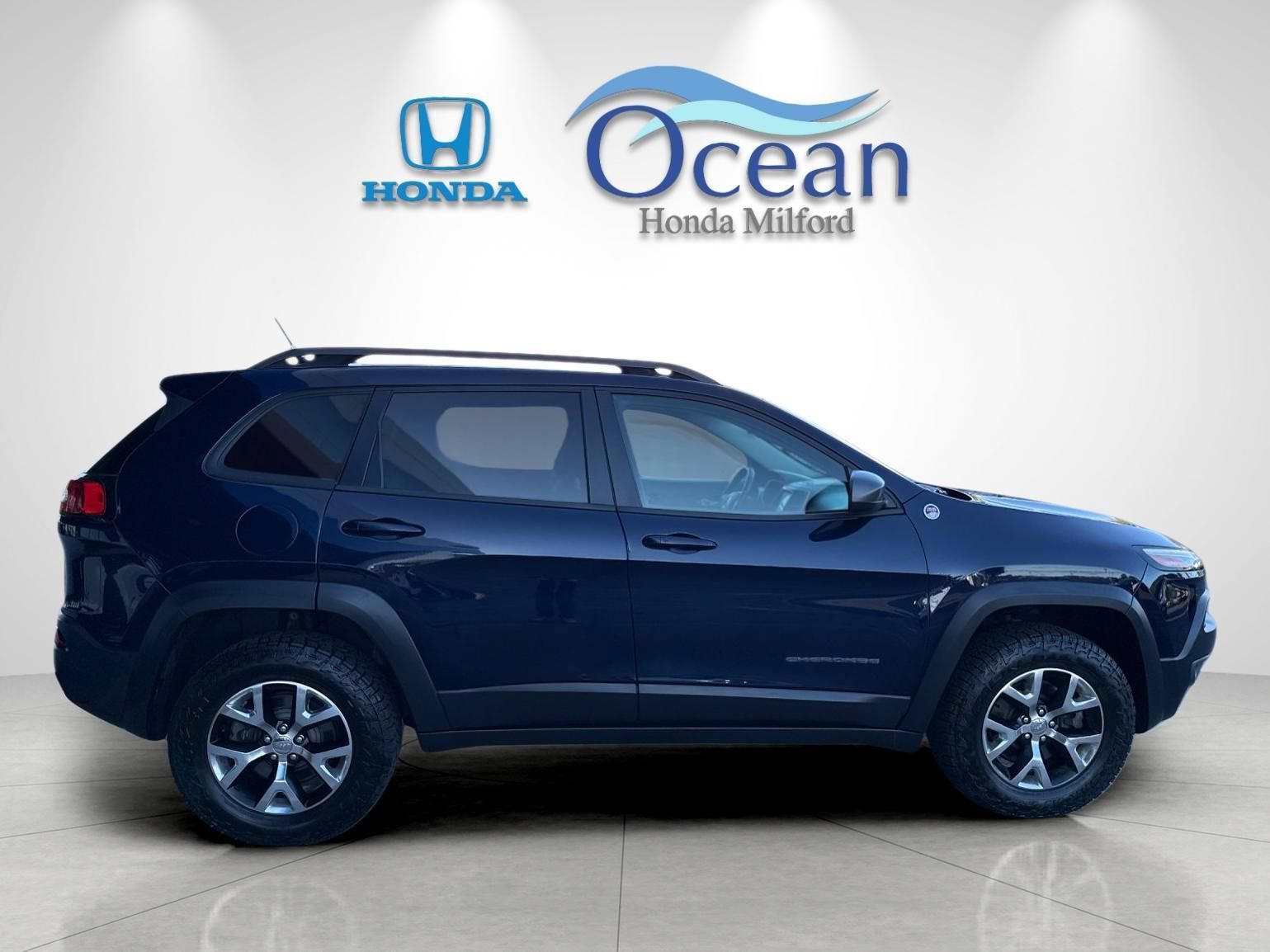 Used 2015 Jeep Cherokee Trailhawk w/ Comfort/Convenience Group AWD/4WD image 2