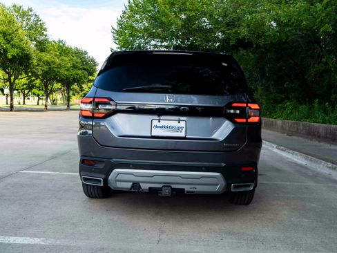 Used 2025 Honda Pilot Touring image 8
