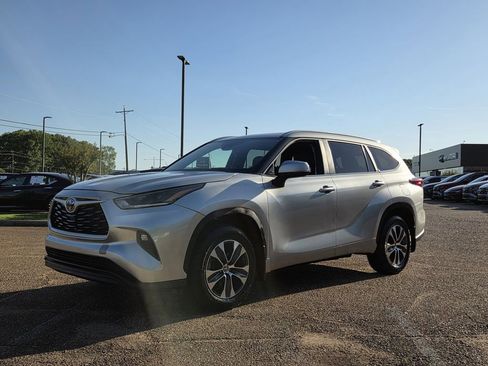 Used 2024 Toyota Highlander XLE AWD/4WD image 7