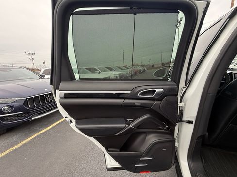 Used 2018 Porsche Cayenne Platinum Edition image 18