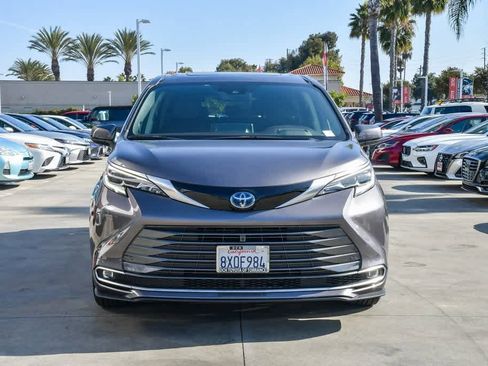 Used 2021 Toyota Sienna Platinum image 2