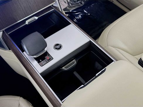 Used 2025 Land Rover Range Rover SE image 17