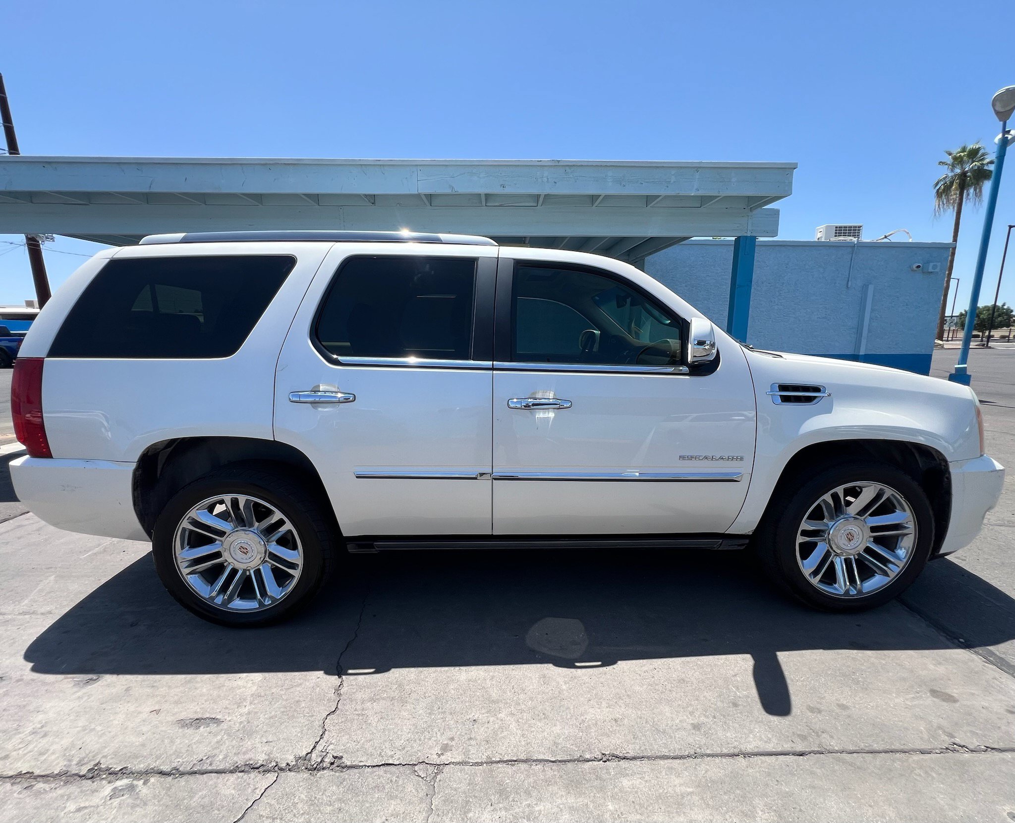Used 2012 Cadillac Escalade Platinum AWD/4WD image 2