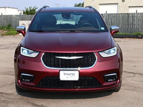 Used 2021 Chrysler Pacifica Limited AWD/4WD image 4