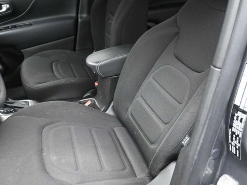 Used 2022 Jeep Renegade Latitude image 18