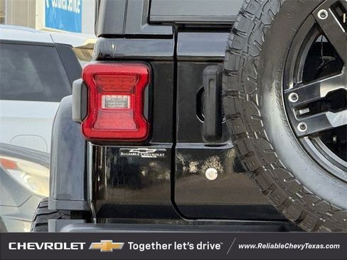 Used 2018 Jeep Wrangler Unlimited Sahara image 9