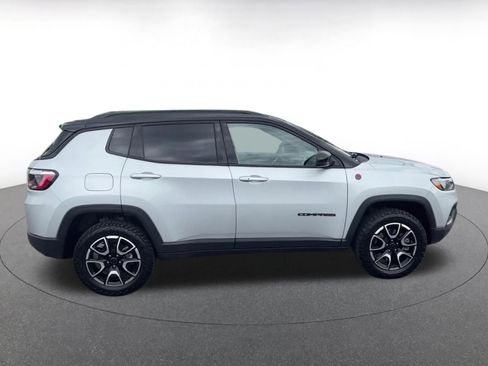 Used 2025 Jeep Compass Trailhawk AWD/4WD image 16