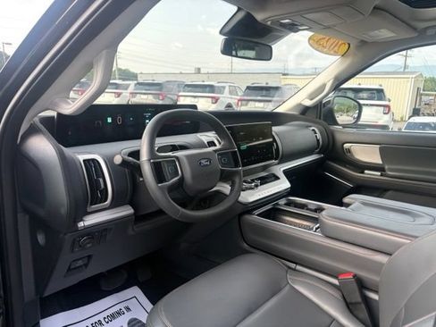 Used 2025 Ford Expedition Active AWD/4WD image 3