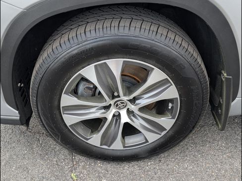 Used 2023 Toyota Highlander XLE image 25