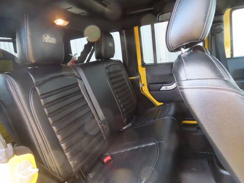 Used 2015 Jeep Wrangler Unlimited Rubicon w/ Connectivity Group AWD/4WD image 32