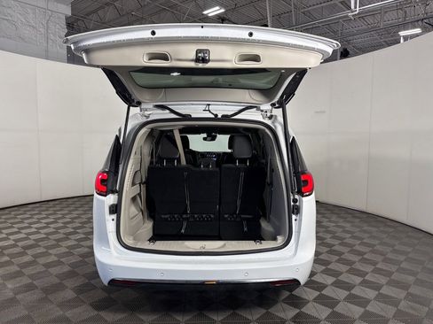 Used 2024 Chrysler Pacifica Touring-L image 9