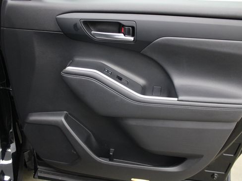 Used 2021 Toyota Highlander XLE image 30