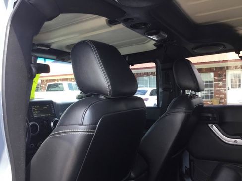Used 2014 Jeep Wrangler Unlimited Sahara w/ Connectivity Group AWD/4WD image 34