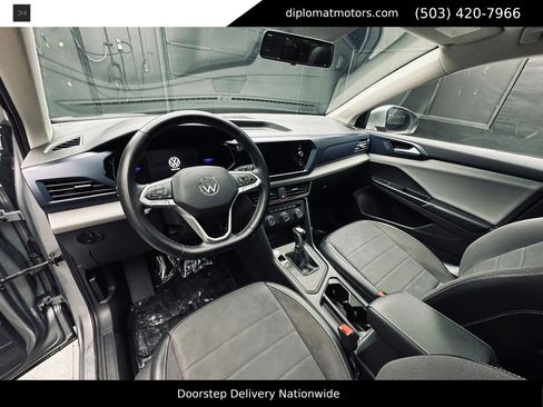 Used 2022 Volkswagen Taos SE w/ Panoramic Sunroof Package FWD image 17