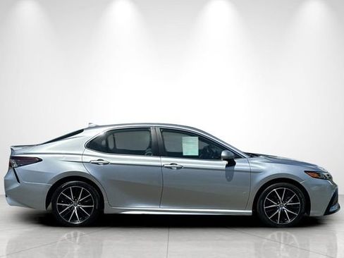 Used 2024 Toyota Camry SE FWD image 3