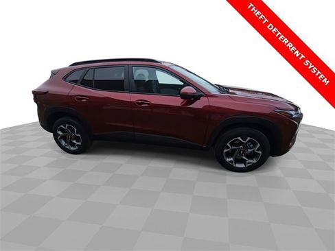 Used 2025 Chevrolet Trax LT w/ LT Convenience Package image 9