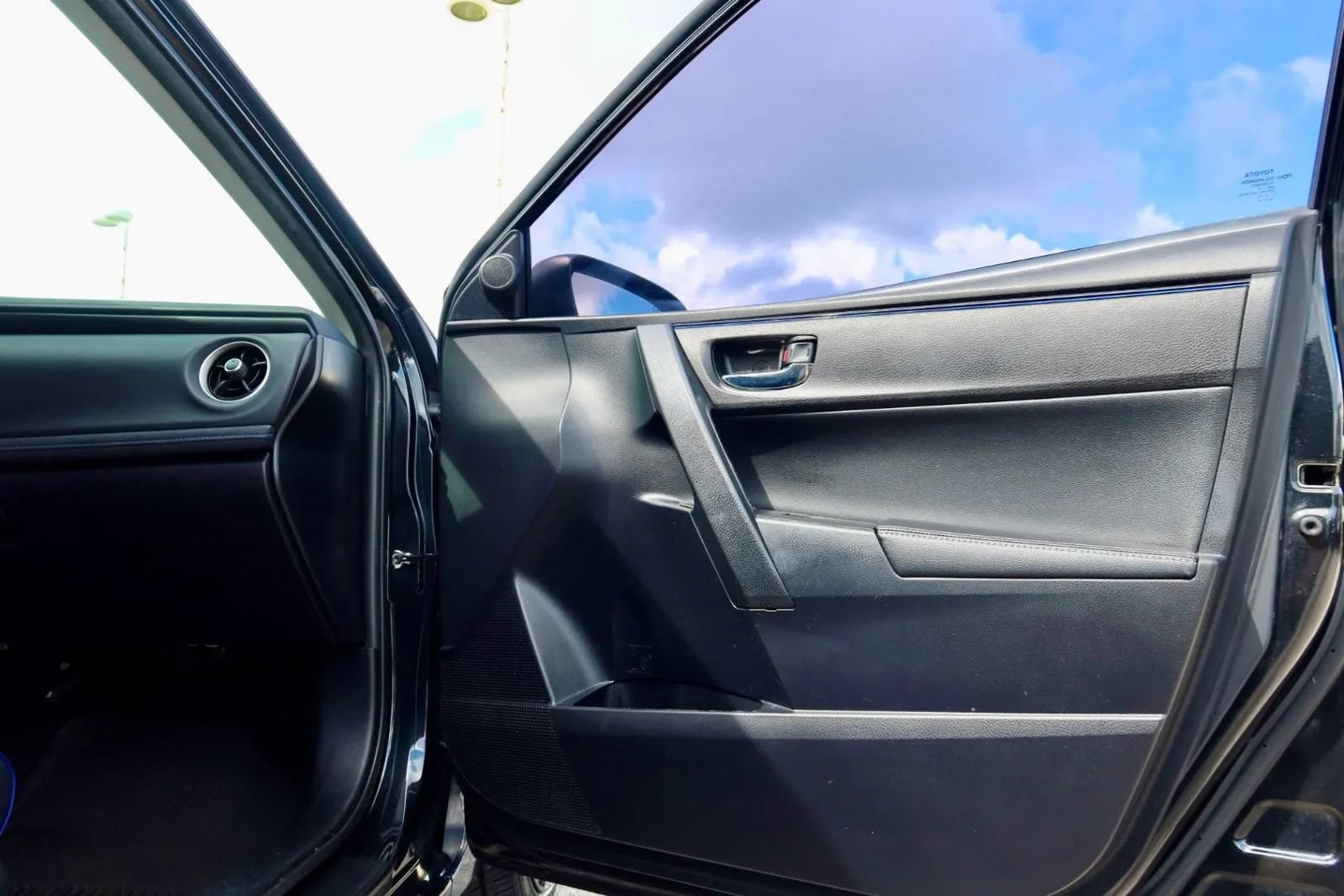 Used 2017 Toyota Corolla SE FWD image 16