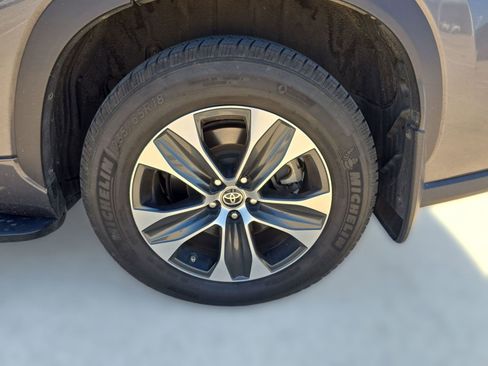 Used 2020 Toyota Highlander XLE image 28