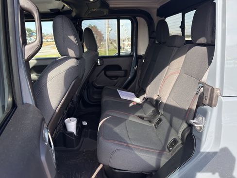 Used 2025 Jeep Gladiator Rubicon w/ Convenience Group image 9