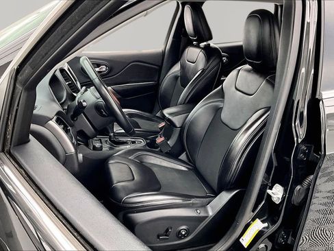 Used 2019 Jeep Cherokee Latitude Plus image 25