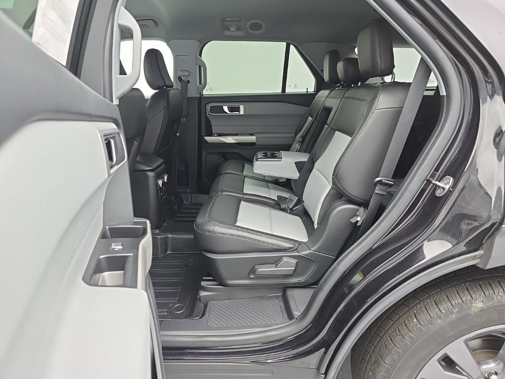 Used 2022 Ford Explorer XLT w/ Equipment Group 202A AWD/4WD image 42
