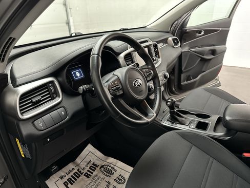 Used 2017 Kia Sorento FWD w/ LX Convenience Package image 4