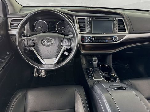 Used 2017 Toyota Highlander XLE image 19