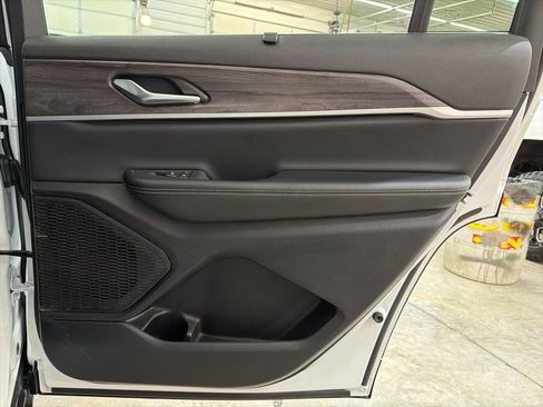 Used 2024 Jeep Grand Cherokee L Limited w/ Luxury Tech Group II image 16