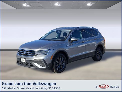 Used 2022 Volkswagen Tiguan SE image 1