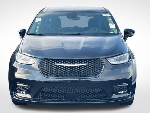 Used 2024 Chrysler Pacifica Touring-L FWD image 3