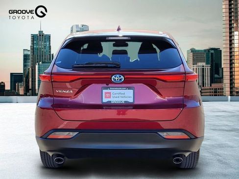 Used 2023 Toyota Venza LE image 5