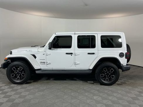 Used 2018 Jeep Wrangler Unlimited Sahara AWD/4WD image 8