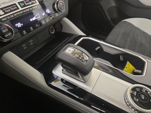 New 2025 Mitsubishi Outlander SE image 24