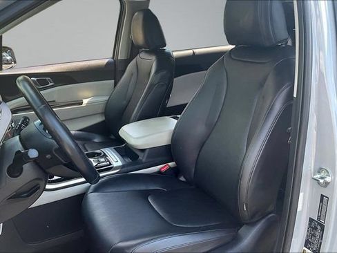 Used 2022 Kia Carnival EX FWD image 21