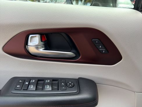 Used 2020 Chrysler Pacifica Limited w/ Advanced Safetytec Group FWD image 11