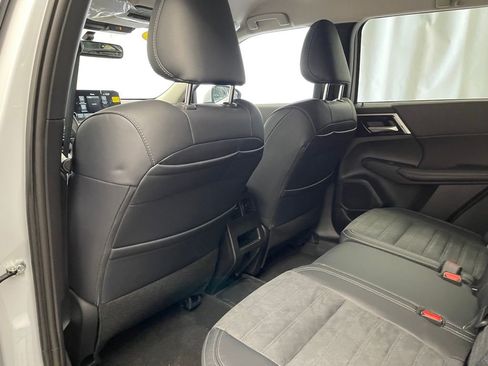 New 2025 Mitsubishi Outlander SE image 24