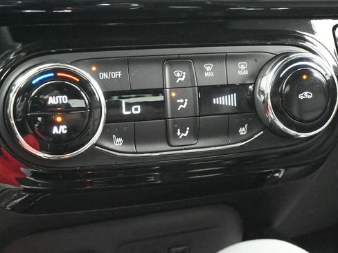 Used 2025 Chevrolet Trax RS FWD image 19