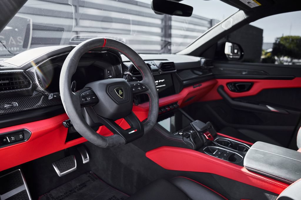 Used 2025 Lamborghini Urus SE AWD/4WD image 2