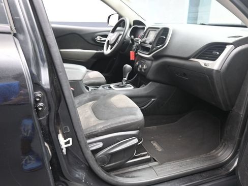 Used 2014 Jeep Cherokee Sport FWD image 25