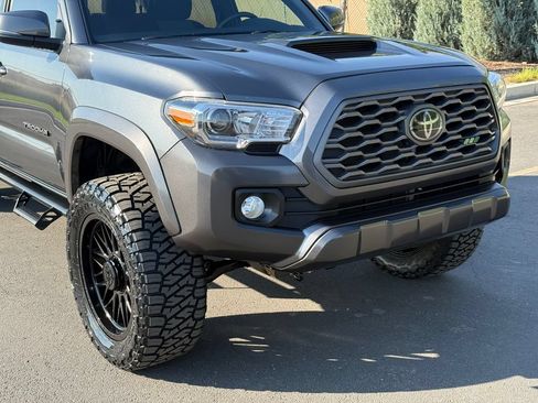 Used 2022 Toyota Tacoma TRD Sport w/ Technology Package AWD/4WD image 3