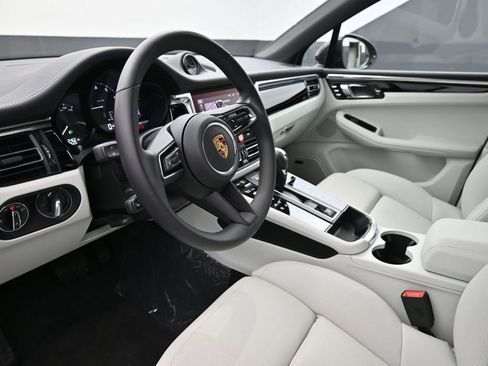 New 2026 Porsche Macan image 4